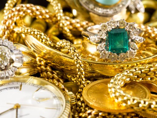 Zalety i wady noszenia złotej biżuterii