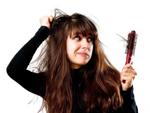 Jak poradzić sobie z problemem wypadania włosów po zimie?