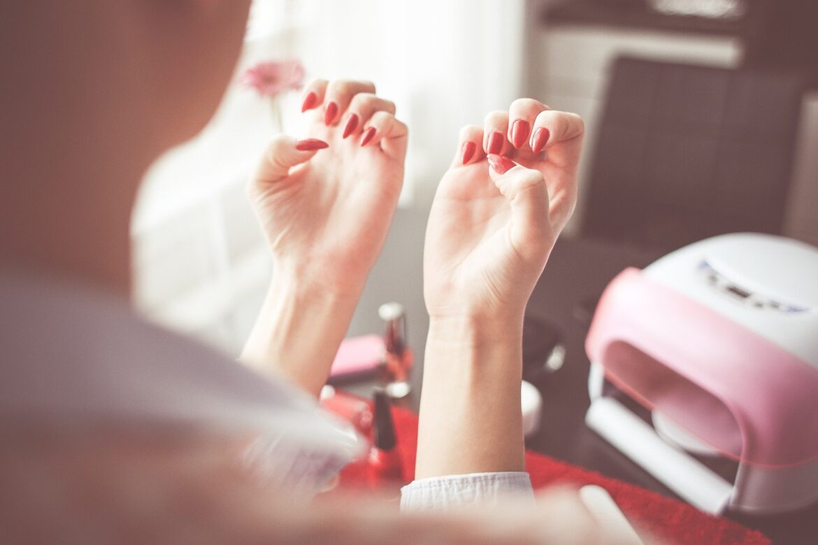 Jak dbać o paznokcie, by były długie i mocne?